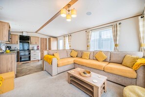 TV, fireplace, offices - Pevensey Bay Beach Chalet with paid pool (Pevensey Bay)