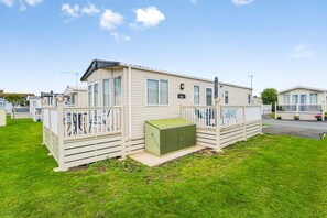 Exterior - Pevensey Bay Beach Chalet with paid pool (Pevensey Bay)