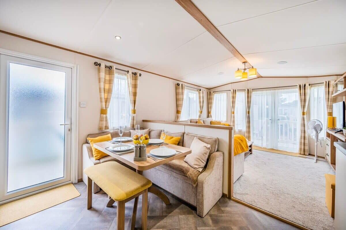 Télévision, cheminée, espaces bureaux