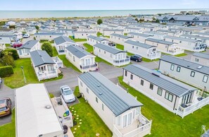 Exterior - Pevensey Bay Beach Chalet with paid pool (Pevensey Bay)