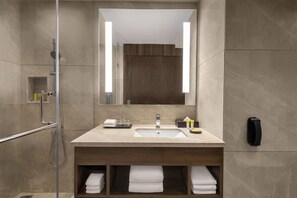 Shower, hydromassage showerhead, free toiletries, hair dryer