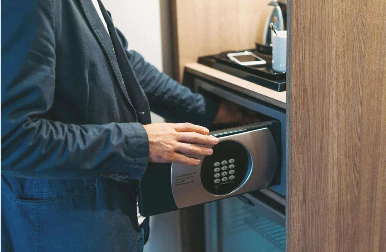 Una persona utilizando una cerradura digital en una puerta.