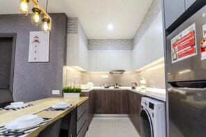 Refrigerador, microondas, placa de cocina, utensilios de cocina