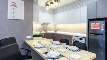 Frigorífic, microones, placa de cuina i bullidora elèctrica