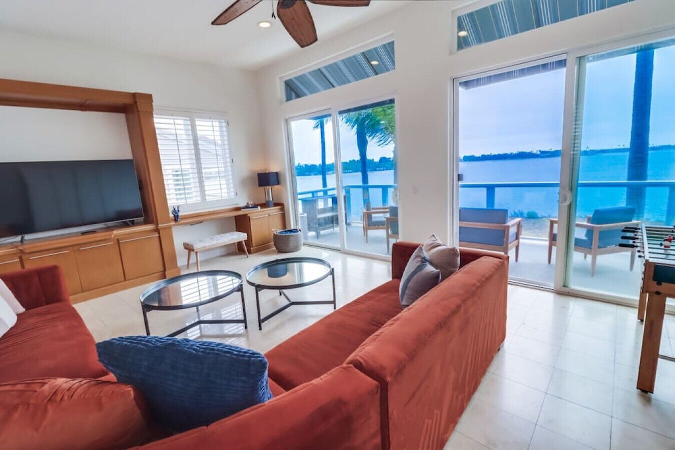 Smart TV, table football, ping pong, stereo