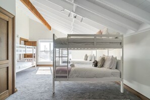 6 bedrooms, iron/ironing board, travel cot, free WiFi - Southbeach - Direct Beach Access to Jones Beach (Kiama Downs)