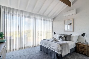 6 bedrooms, iron/ironing board, travel cot, free WiFi - Southbeach - Direct Beach Access to Jones Beach (Kiama Downs)