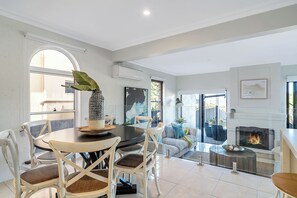 Dining - Southbeach - Direct Beach Access to Jones Beach (Kiama Downs)
