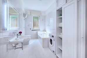 Een douche, een haardroger, een bidet, handdoeken