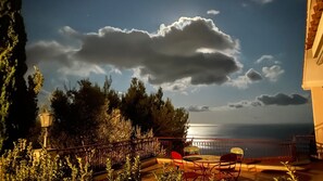Outdoor dining - Villa in Nerano with enchanting view of the sea (Massa Lubrense)
