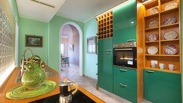Frigorifero, microonde, forno, piano cottura
