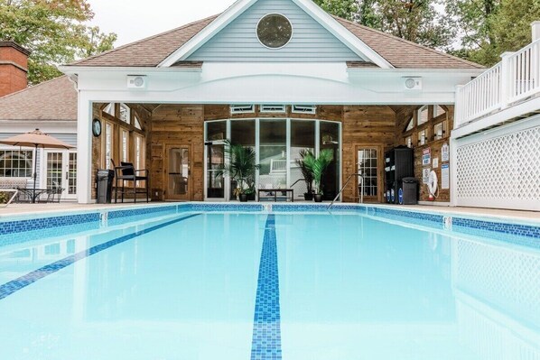 Innendørsbasseng og et oppvarmet basseng