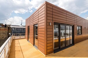 Ein modernes Gebäude mit Flachdach und großen Fenstern.
