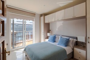 4 chambres, bureau, fer et planche à repasser, lit de bébé portatif