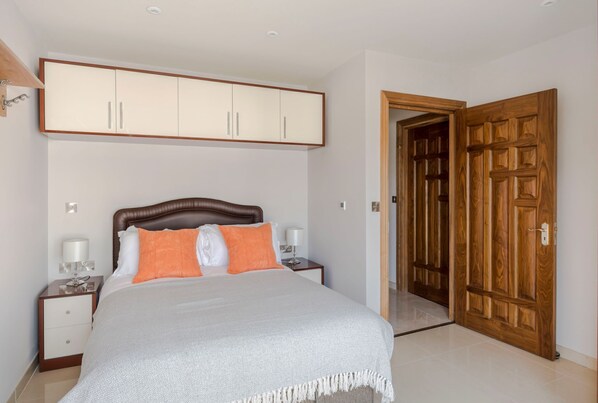 4 bedrooms, desk, iron/ironing board, travel crib