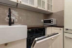 冷蔵庫、電子レンジ、オーブン、コンロ