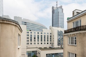 Een meerlaags gebouw met een gebogen gevel, grote ramen en een modern architectonisch ontwerp.
