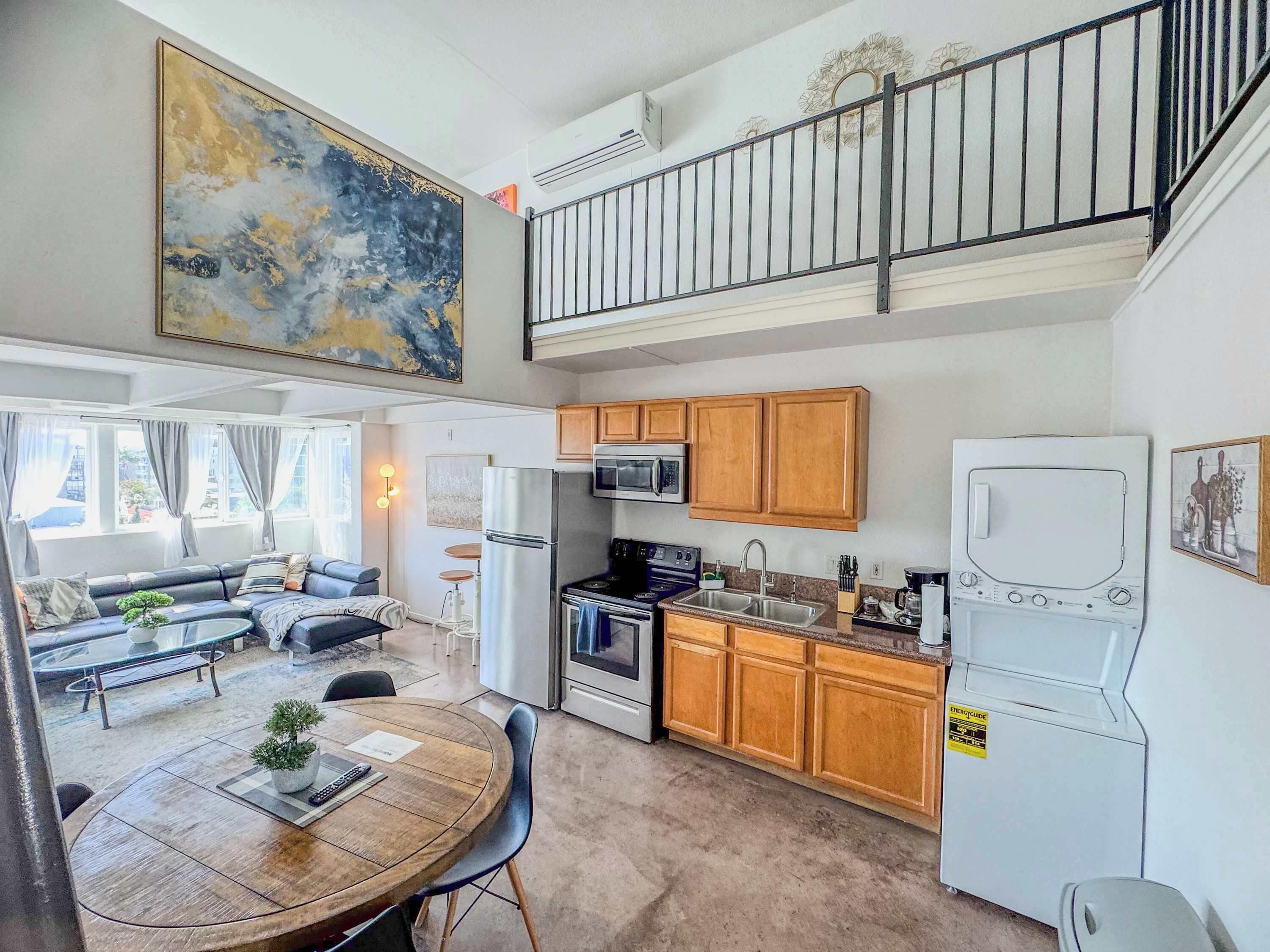 Kylskåp, mikrovågsugn, ugn och spishäll