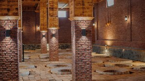 Ein Zimmer mit Backstein-Säulen, einer Backsteinwand und einem Backsteinboden.