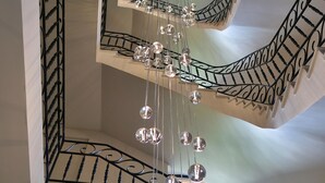 Eine Treppe mit dekorativer Metallreling und hängenden Kristallkugeln.