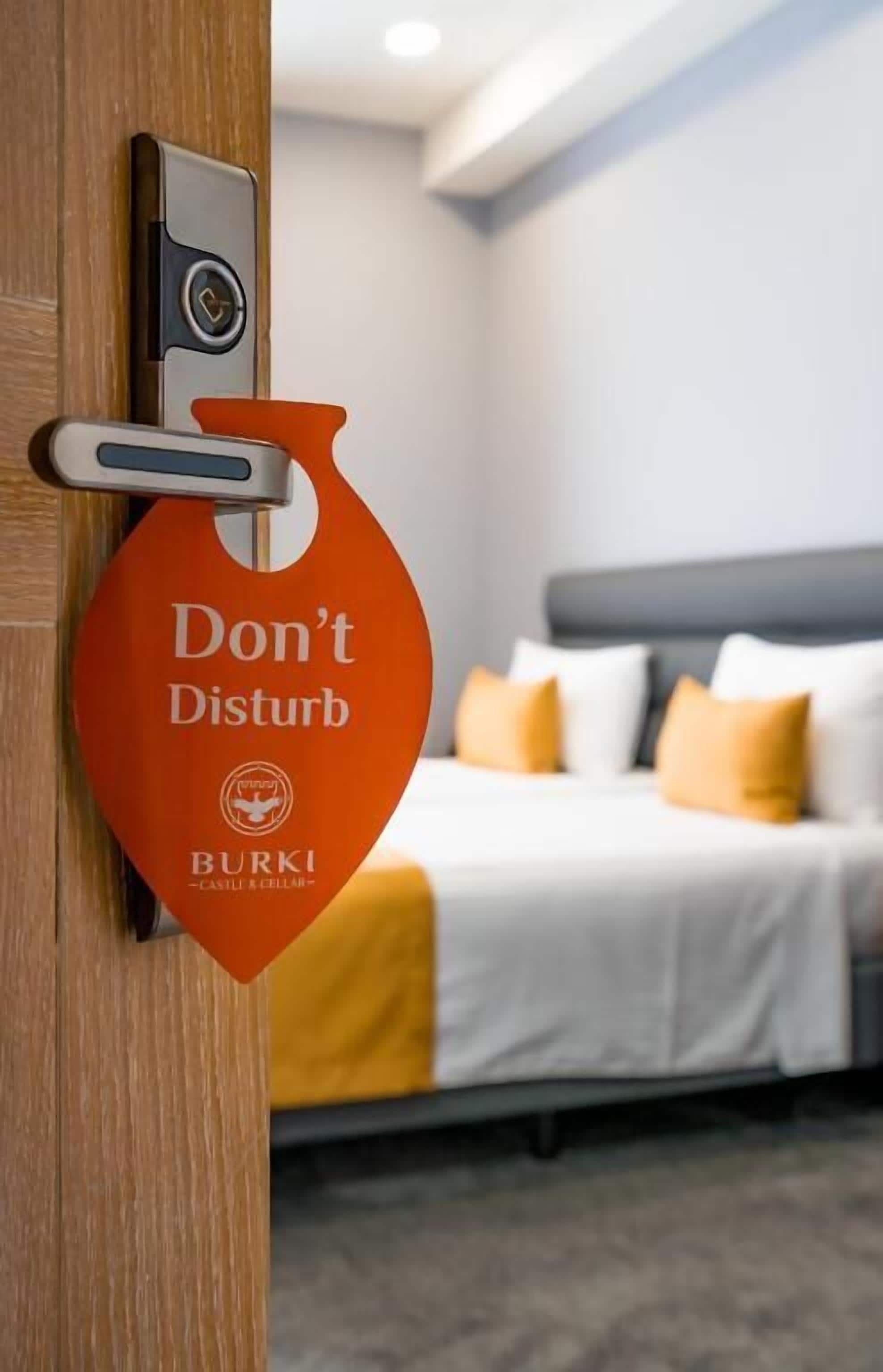 Hypo-allergenic bedding, minibar, free WiFi, bed sheets