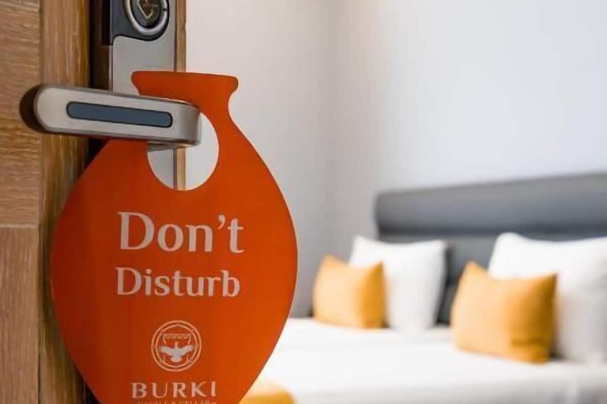 Hypo-allergenic bedding, minibar, free WiFi, bed sheets