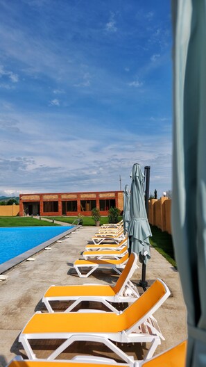 Piscine extérieure (ouverte en saison), parasols de plage