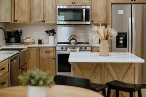 Een koelkast, een magnetron, een oven, een kookplaat