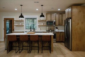 Frigorífico, microondas, placa de cocina y lavavajillas