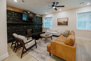 Una televisión, una chimenea, una oficina