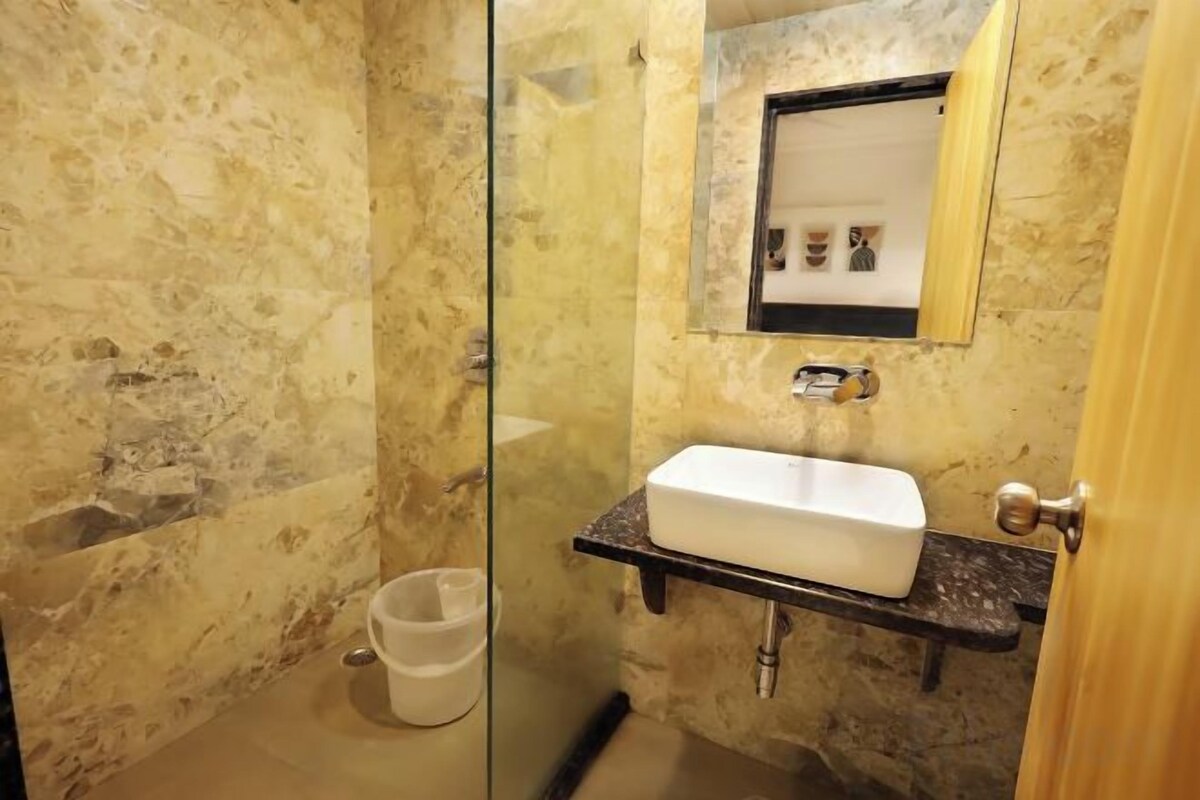 Bathroom | Rainfall showerhead, towels