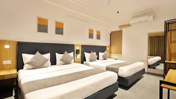 Habitación cuádruple familiar | Escritorio, espacio para trabajar con laptop y wifi gratis