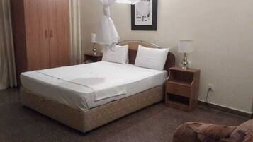 1 habitación, minibar, muebles diferentes y escritorio