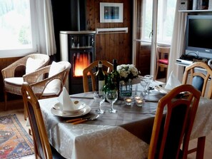 Dining - Chalet Désir Mini Winterg., garden, large terrace (Lajoux JU)