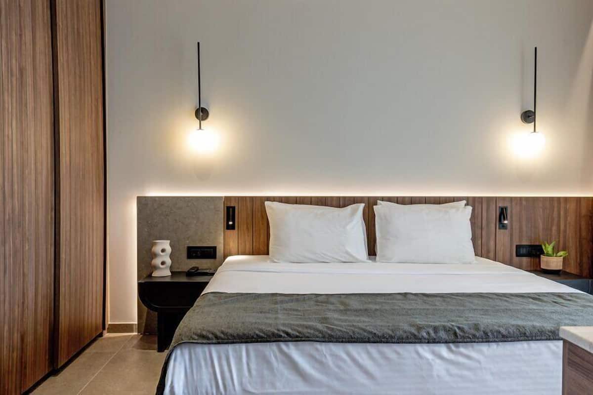 Deluxe Double Room | Premium bedding, in-room safe, desk, WiFi (free)