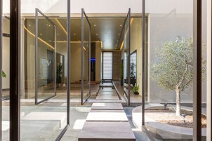 Un sauna, una bañera de hidromasaje, baño turco