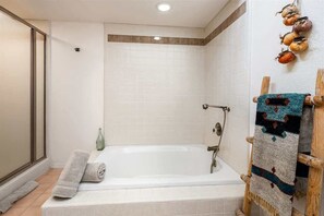 Baignoire, sĂšche-cheveux, serviettes fournies, shampoing