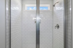 Secador de cabelo, toalhas de banho, sabonete, shampoo