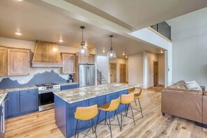 Kylskåp, mikrovågsugn, ugn och spishäll