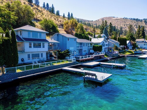 3Bed, 2.5Bath Waterfront Home with Boat Lift!