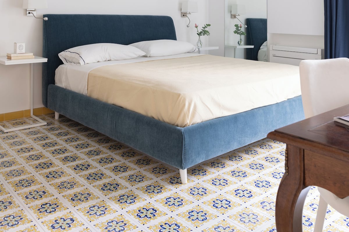 Deluxe kamer | 1 slaapkamer, een minibar, een kluis op de kamer, een bureau