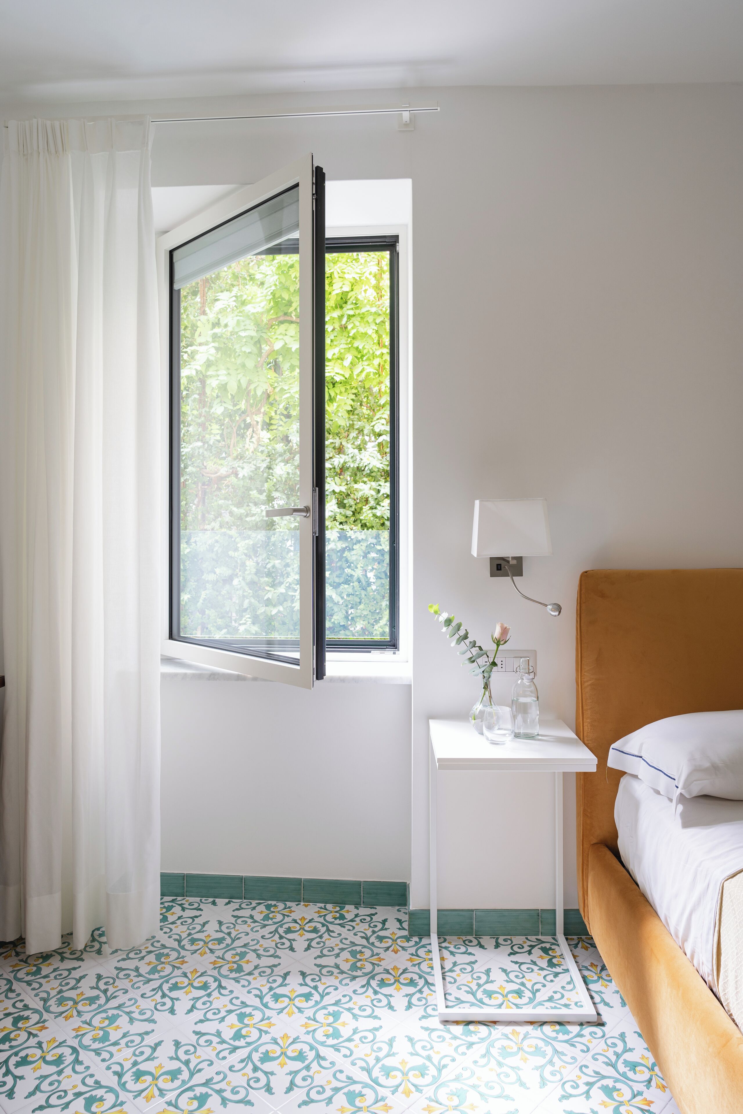 Classic Room | Minibar, in-room safe, desk, blackout drapes