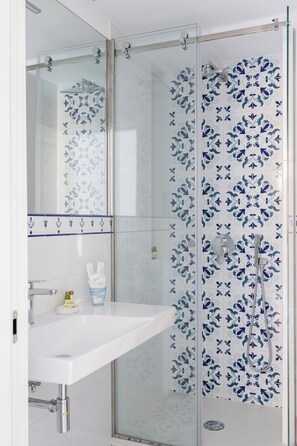 Habitació superior | Minibar, caixa forta a l'habitació, escriptori i cortines opaques 