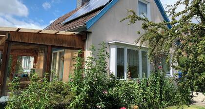 Vacation apartment with natural garden near the beach