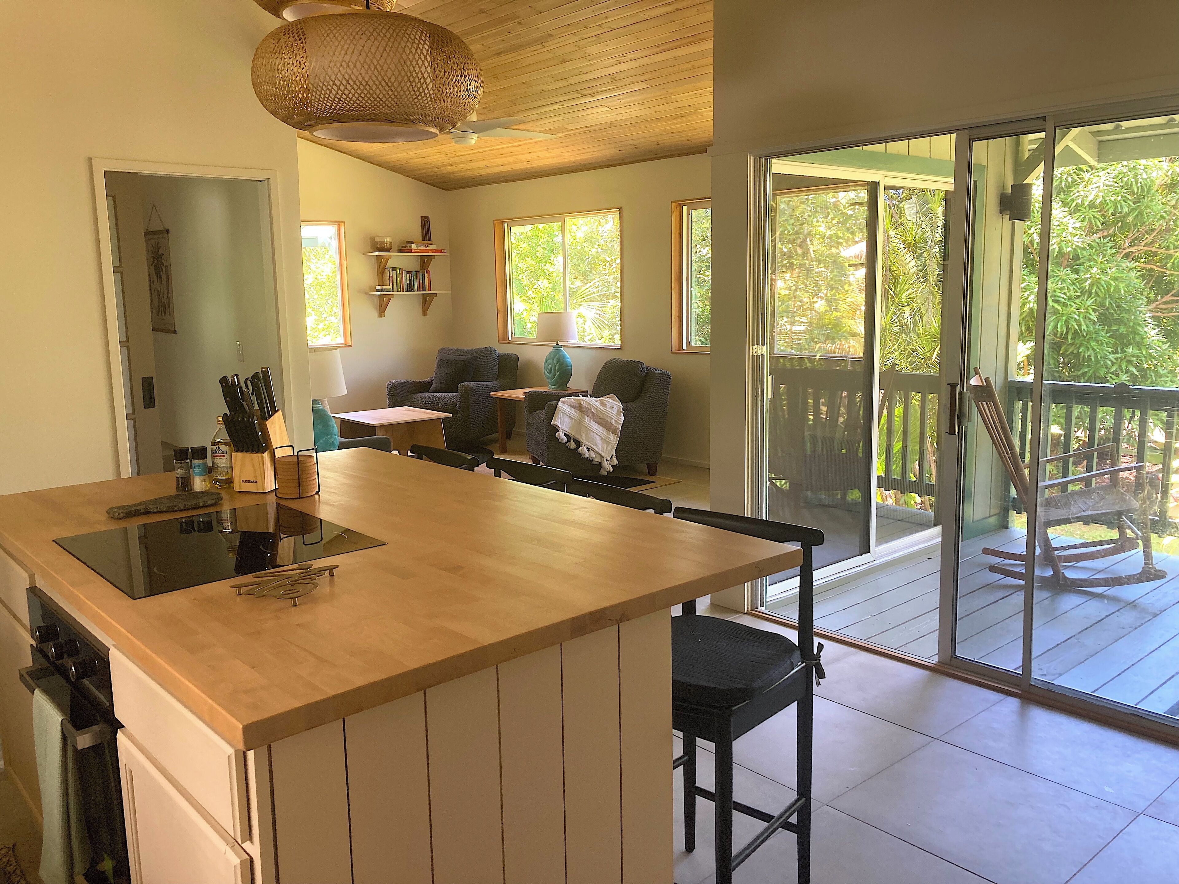 Kjøleskap, ovn, kokeplater og kaffetrakter/tekoker