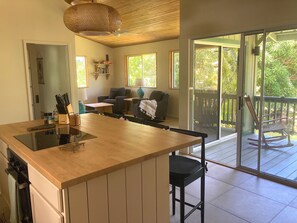 Kühlschrank, Ofen, Herdplatte, Wasserkocher mit Kaffee-/Teezubehör