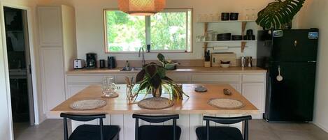 Jääkaappi, uuni, liesi, kahvin-/teenkeitin