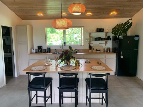 Kühlschrank, Ofen, Herdplatte, Wasserkocher mit Kaffee-/Teezubehör