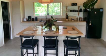 Seaside House, a Peaceful 2 Bedroom Retreat in walking distance to Kehena Beach