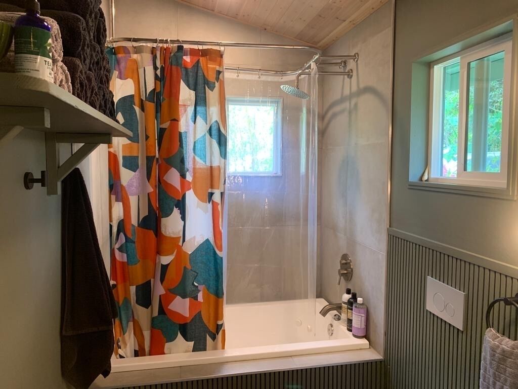 Een haardroger, handdoeken, zeep, shampoo